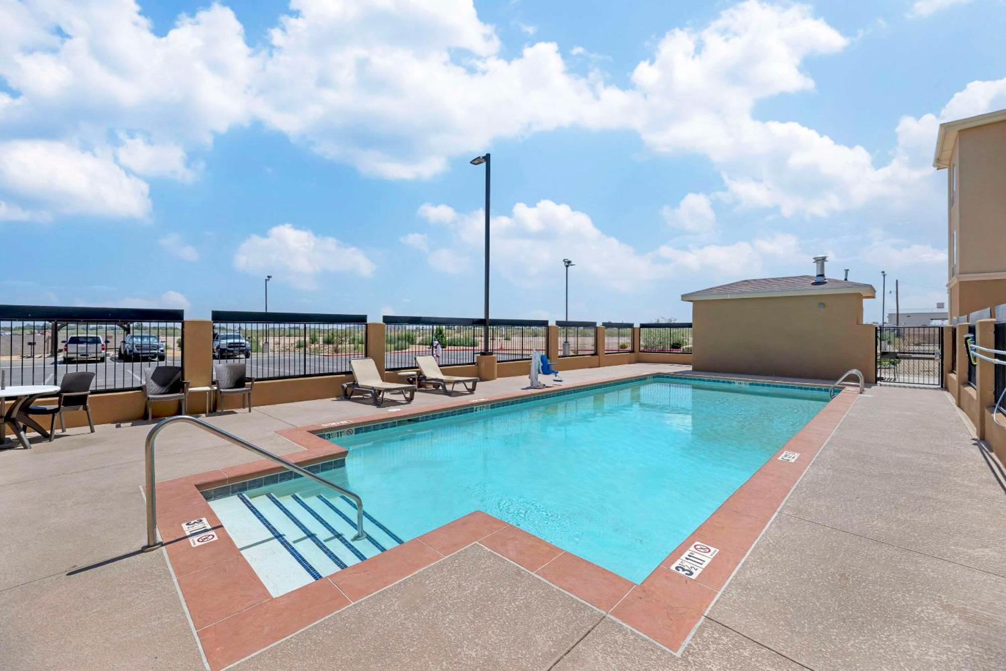 Quality Inn & Suites Carlsbad Caverns Area Eksteriør billede